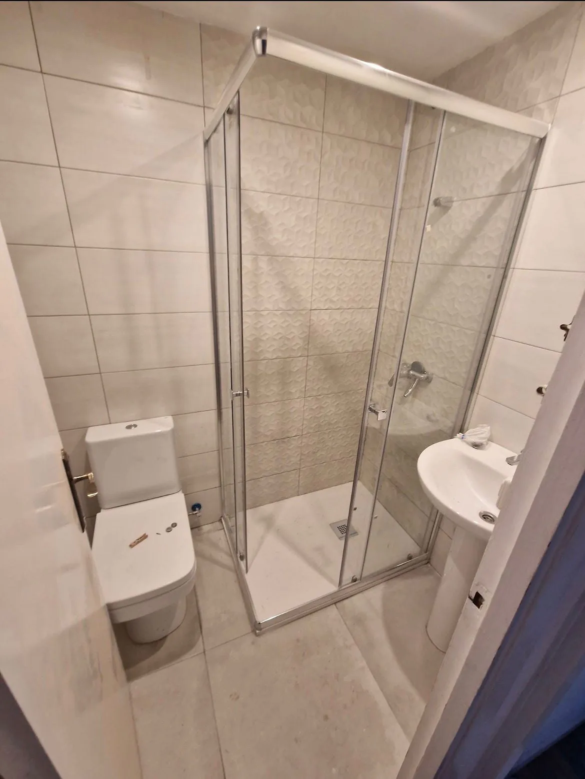 Baño pequeño aprovechado con cabina de ducha de esquina