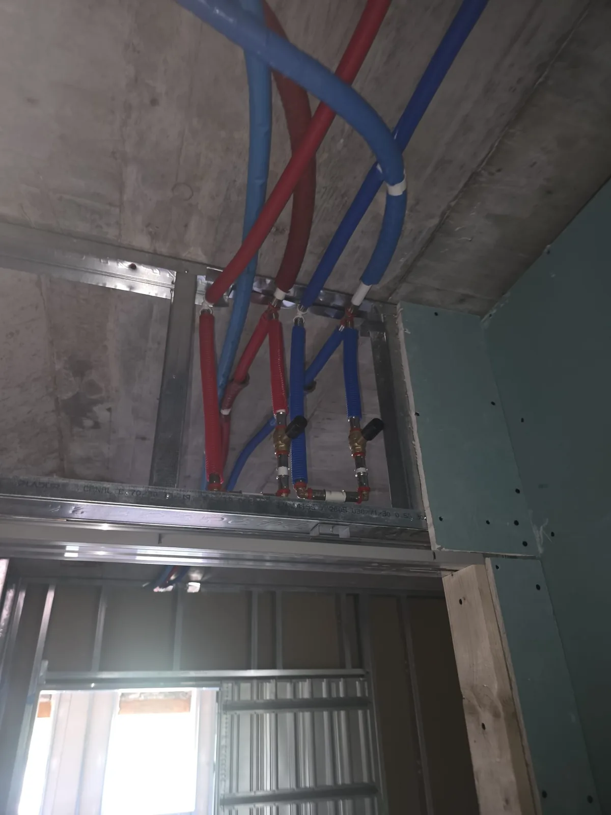 Instalación de tuberías de agua fría y caliente con llaves de corte antes de cerrar el falso techo