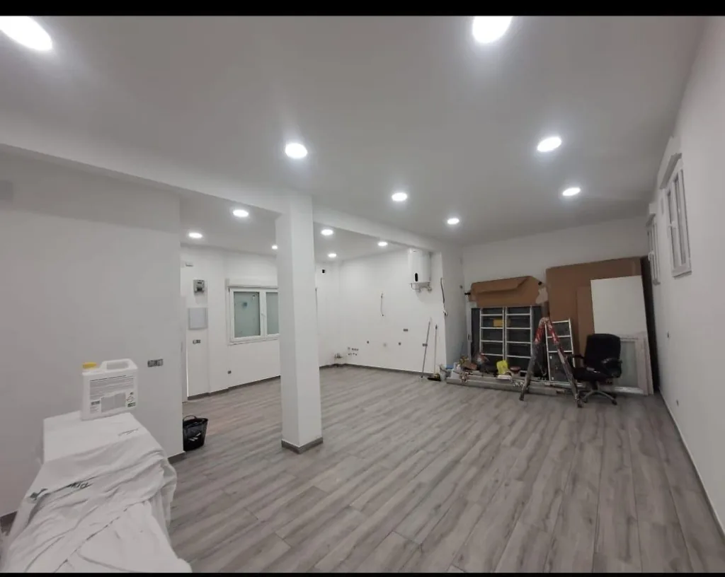Lonja reformada con suelo laminado, techo de pladur y luminarias empotradas